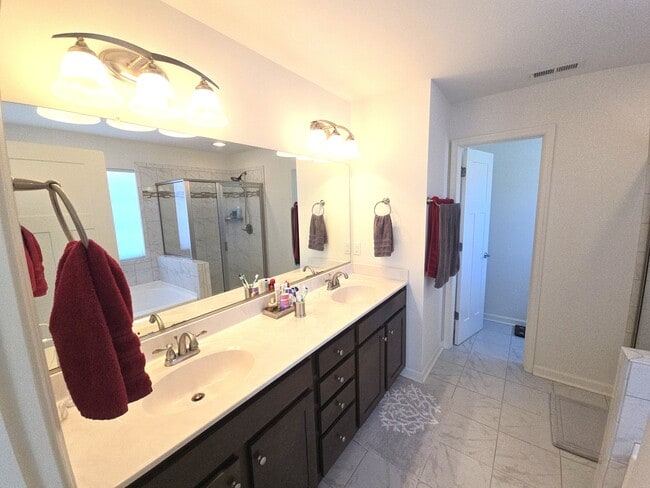 Building Photo - 1129 Flower St