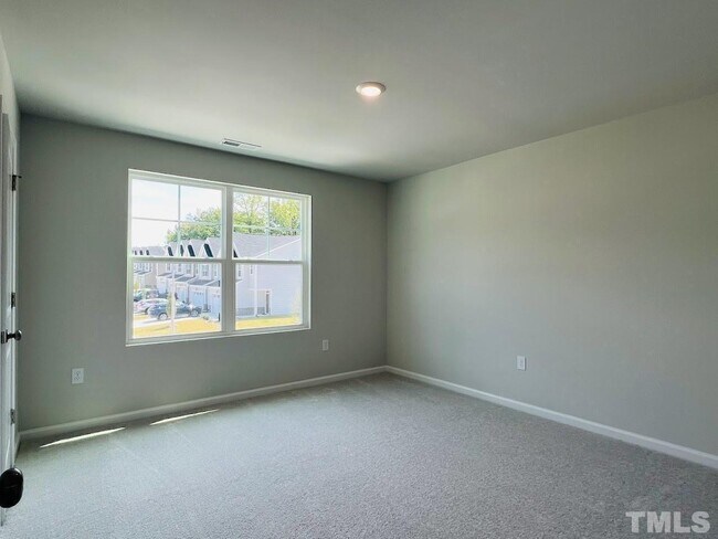 Building Photo - End Unit Townhome for Rent 3 bedroom Double Garage