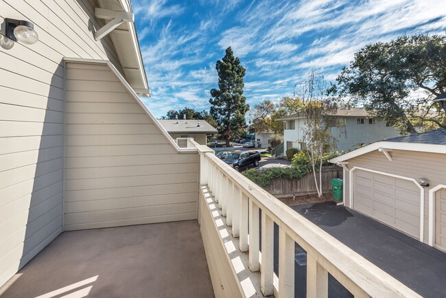 Building Photo - Spacious Downtown 2 bed/ 2.5 bath Condo - 2 blocks from Cottage!