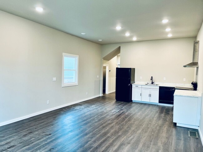 Building Photo - Modern Two Bedroom Two Full Bath House