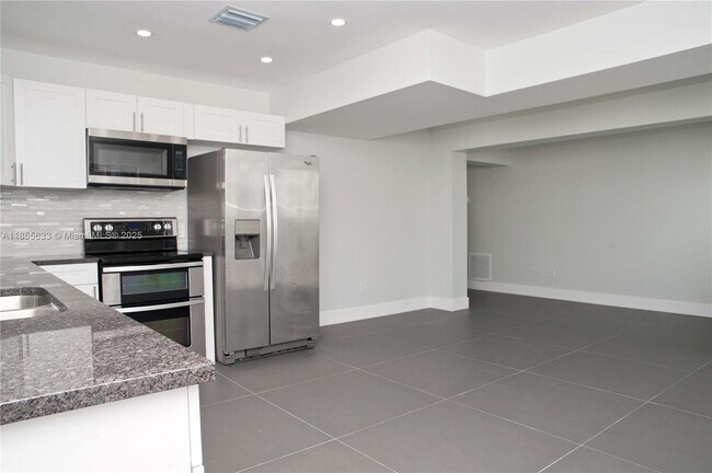 Building Photo - 4051 N Ocean Dr