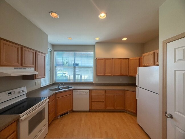 Building Photo - Charming 2-Story Townhome with Vaulted Ceilings