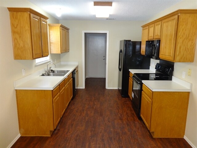 Building Photo - 721 Stonebrooke Dr