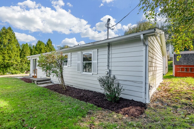 Building Photo - 702 E Park Ave