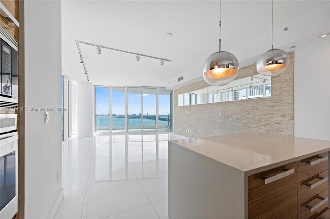 Building Photo - 2020 N Bayshore Dr