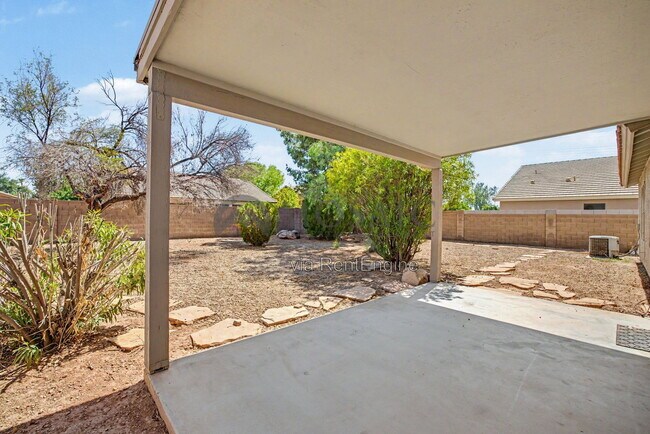 Building Photo - 2033 E Willow Wick Rd