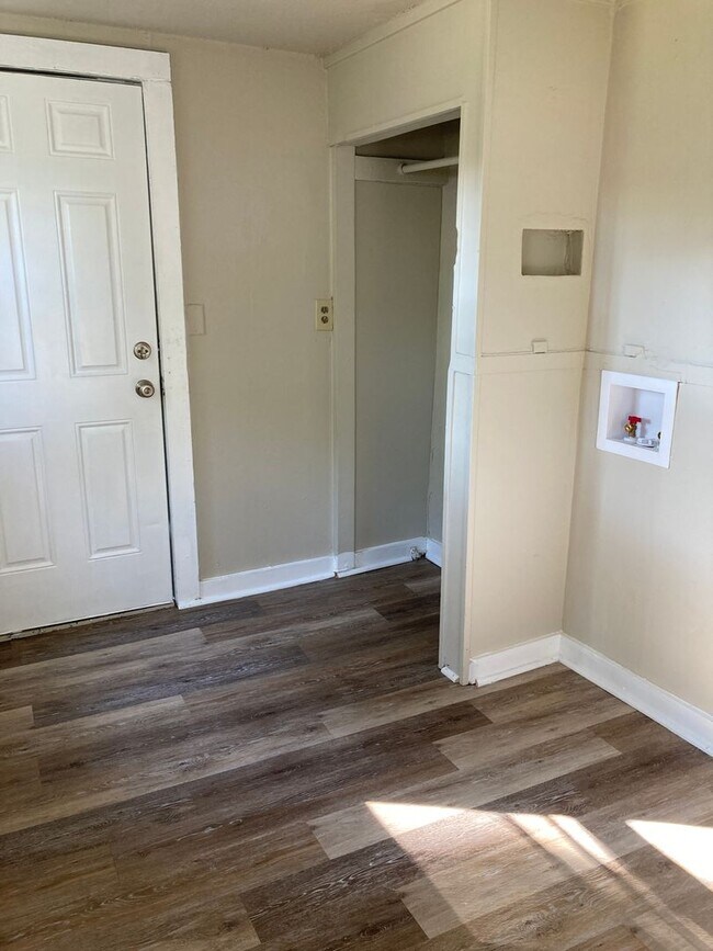 Building Photo - Updated 2 bedroom 1 bathroom home