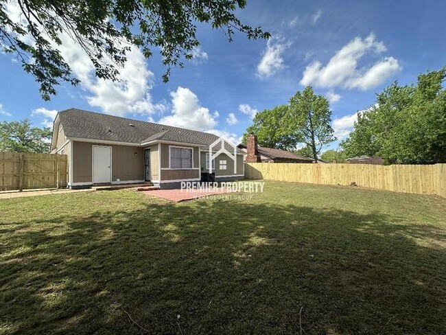 Building Photo - 6016 Rosewind Cir W