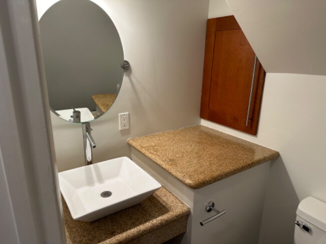 Building Photo - 2528 Noble Rd