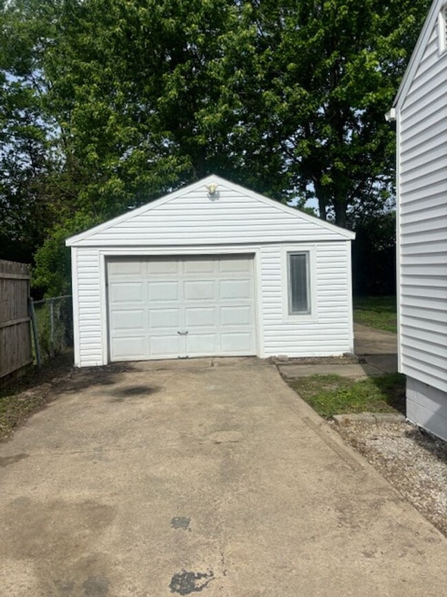 Building Photo - Charming 3 Bedroom 1 Bath Home on Eastside Of Lorain