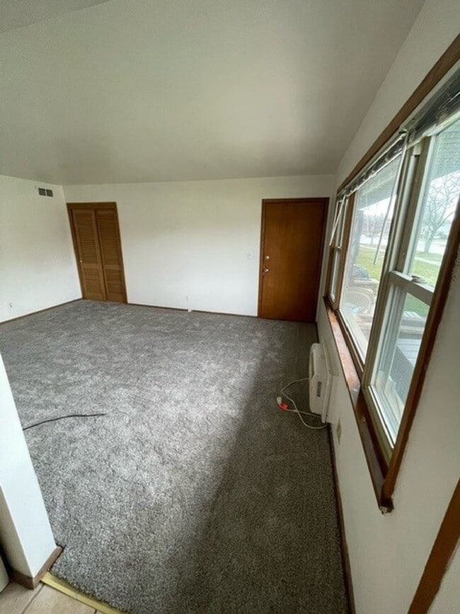 Building Photo - Charming & Bright 2-Bedroom Apartment in Milwaukee's Fairview Neighborhood!