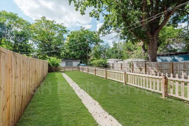 Building Photo - 1134 Lasalle St