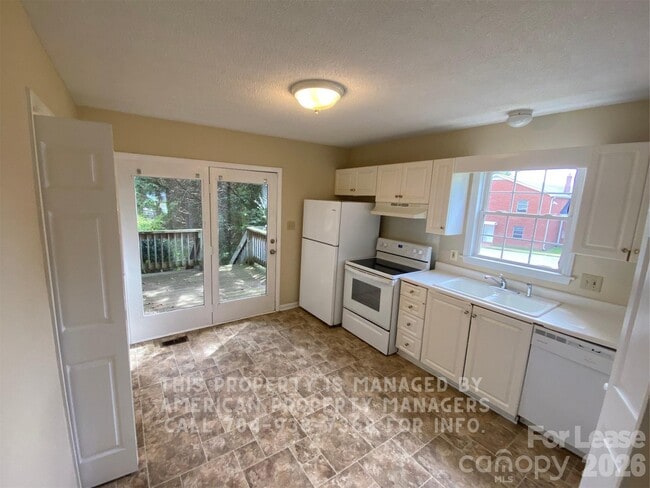 Building Photo - 1906 Ln St