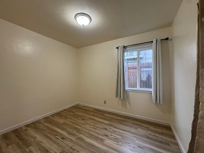 Building Photo - W Hawthorne ST