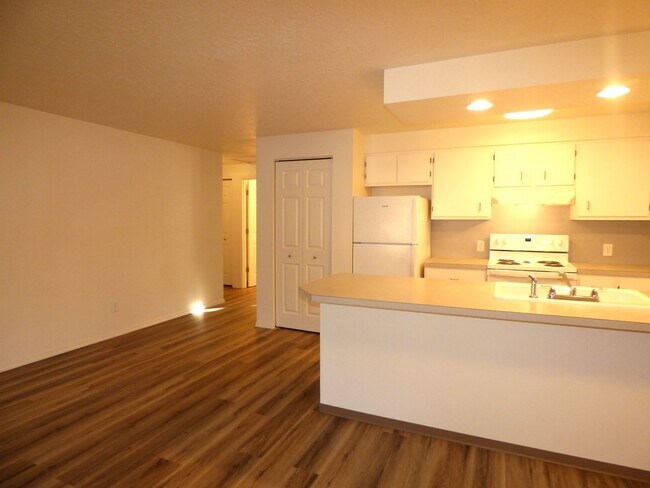 Building Photo - Rent Special: 1/2 Off March's Rent - Ground Level 2 Bed 1 Bath W/ Air Conditioning