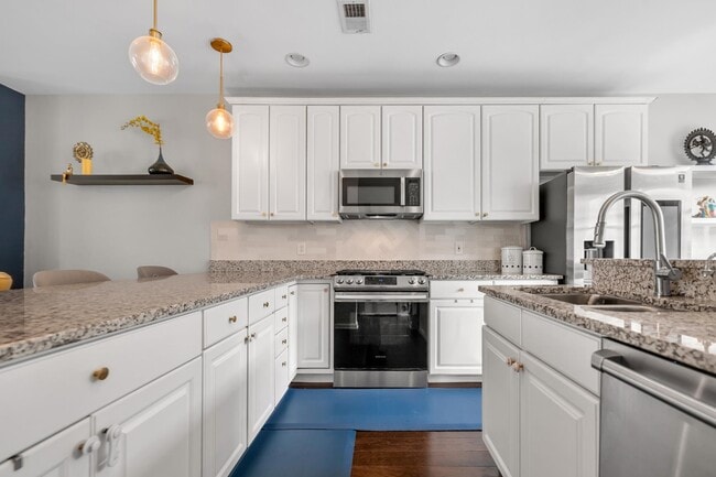 Building Photo - 285 Roslyn Ct