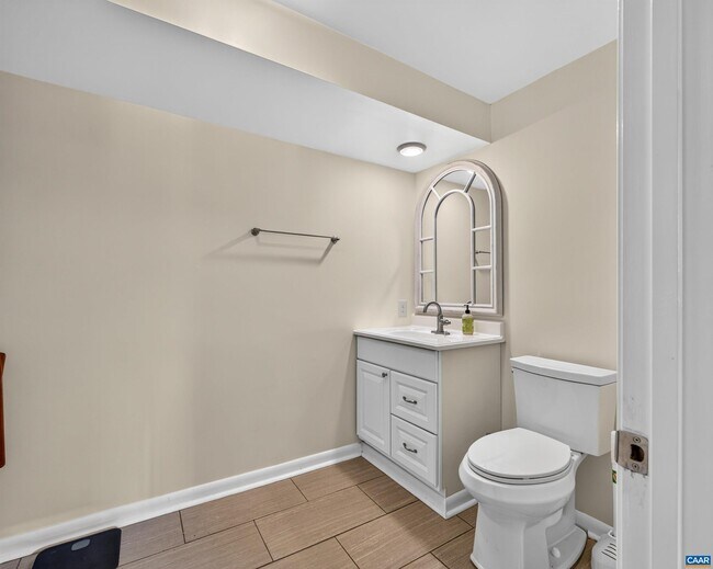Building Photo - 227 Harvest Dr