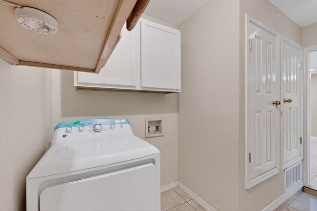 Building Photo - 3 bedroom, 2 bath single story home in Wes...