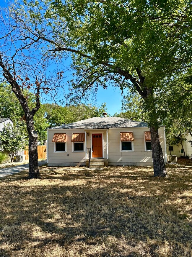 Primary Photo - 2/1 Home in Kerrville