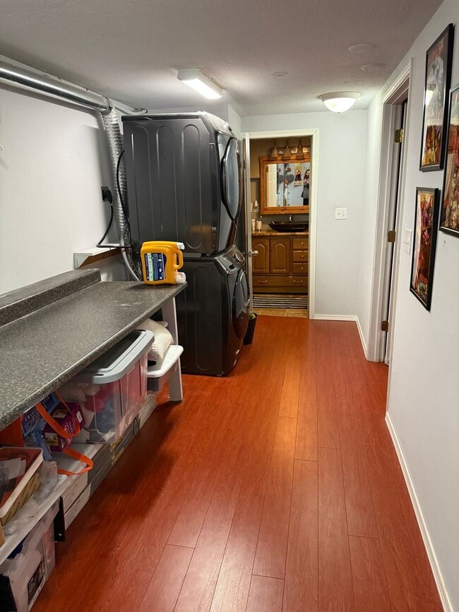 Building Photo - $500 off 1st month! Unique, spacious 4-bdr...