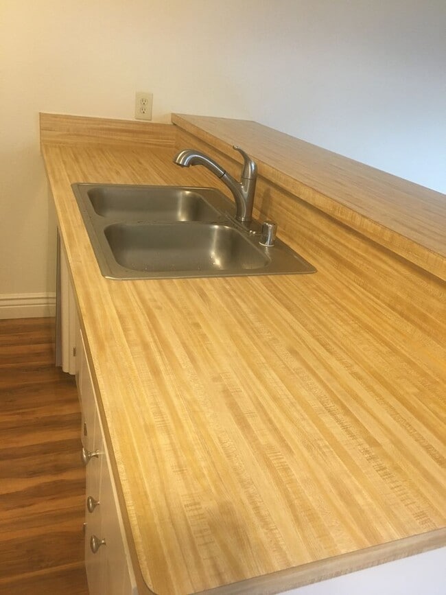 Building Photo - 2 bed, one bath Duplex Private courtyard, ...