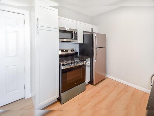 Building Photo - 3027 Boulevard Pl