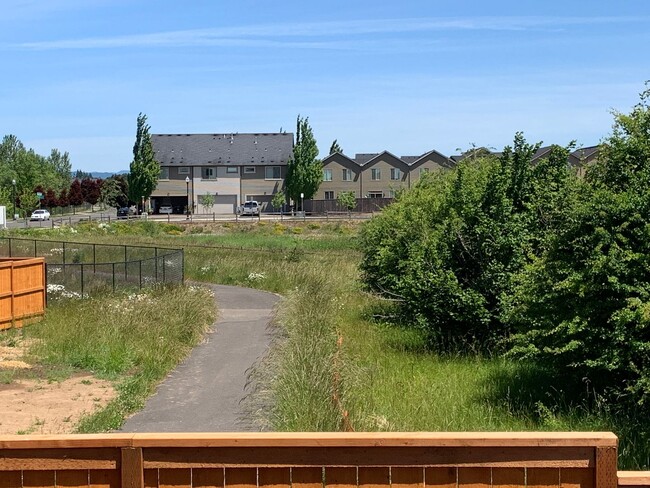 Building Photo - COMING VACANT END OF JUNE -EZ life Townhom...
