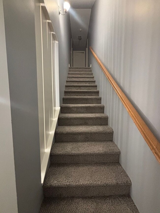 Building Photo - Charming & Spacious Three Bedroom, Two Bathroom Single Family Home