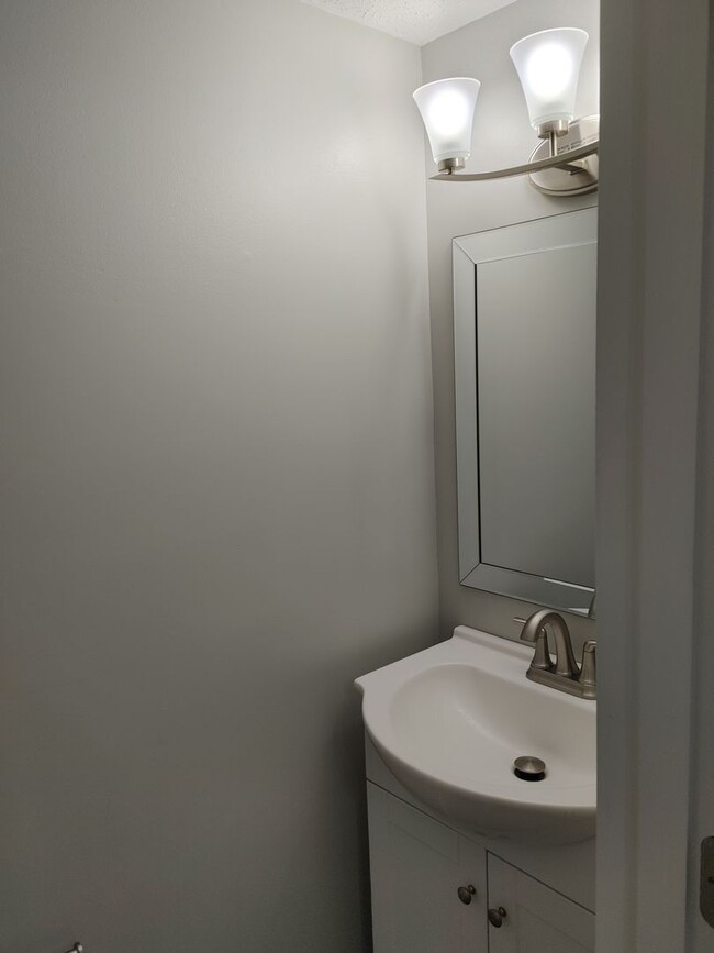 Building Photo - COZY TOWNHOME IN WILLOW TERRACE