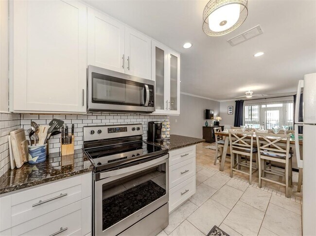 Building Photo - 200 The Esplanade N