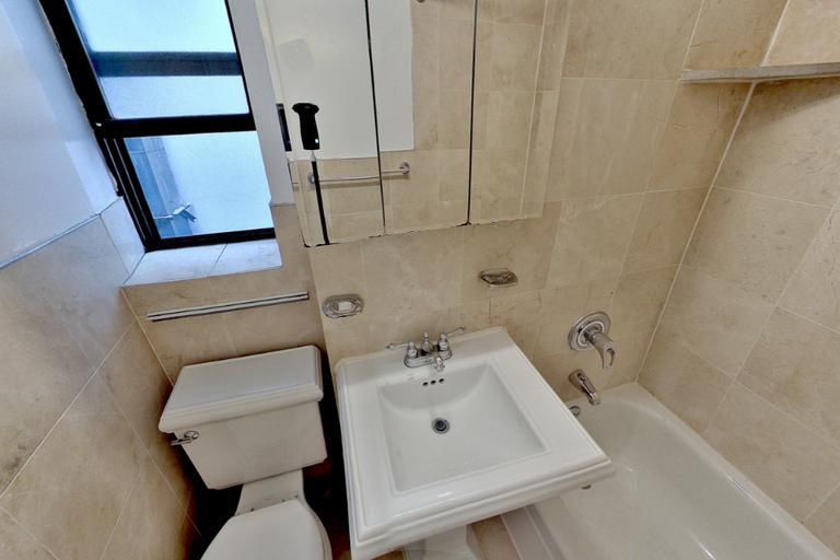 Building Photo - 432 E 13th St