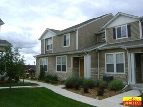Building Photo - Townhome