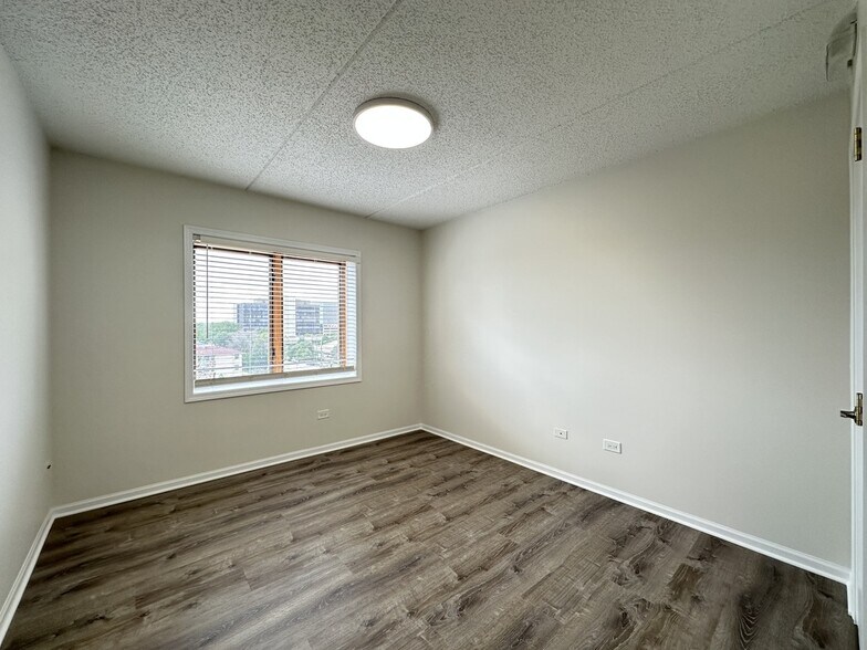 Building Photo - 5555 N Cumberland Ave