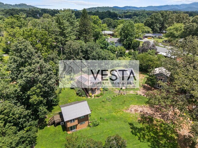 Building Photo - 10 Wellspring Ln