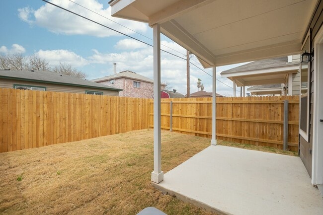 Building Photo - Like-New 3BR Duplex in Gated Community w/ Parks, Granite Kitchen & Private Yard