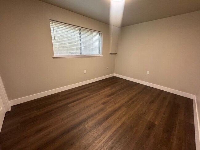 Building Photo - Beautiful duplex for rent near Capitol!