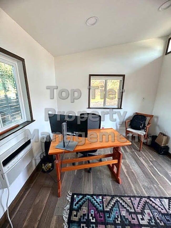 Building Photo - 3 Bed/ 2 Bath Spacious Family Home with Su...