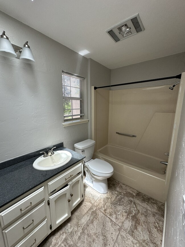 Building Photo - 525 Ridgecrest Rd