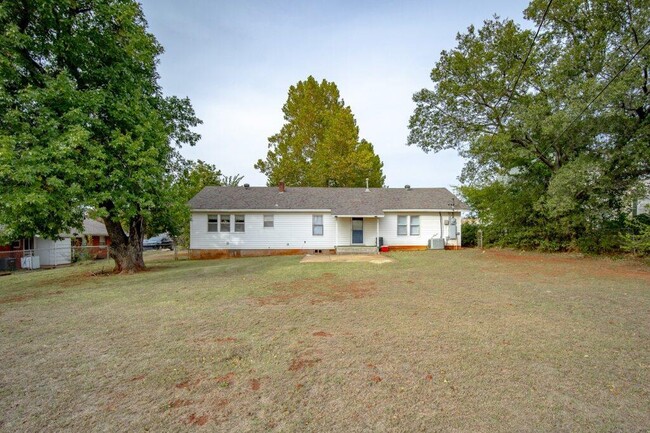 Building Photo - 1020 E Hurd St