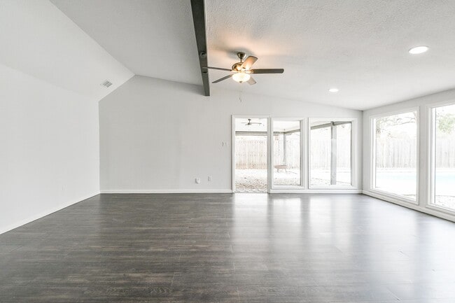 Building Photo - 6002 Greenmont Dr