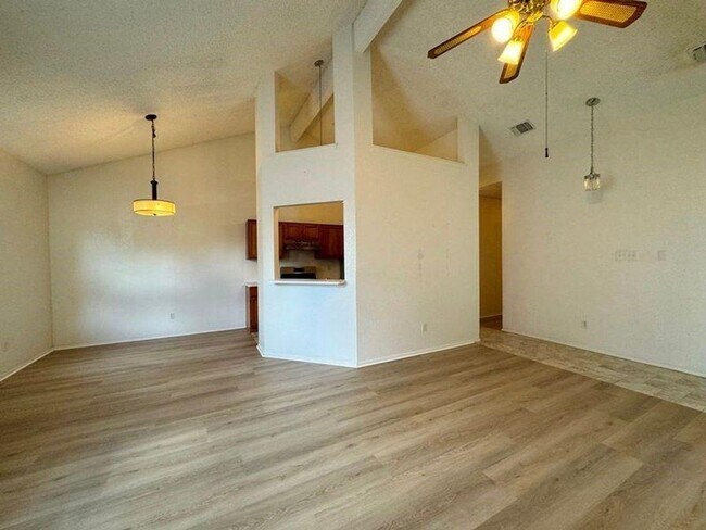 Building Photo - Charming 2/2 condo in Westcreek Landing!