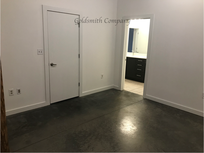 Building Photo - Spacious 1-Bed Condo in Downtown Greenville"