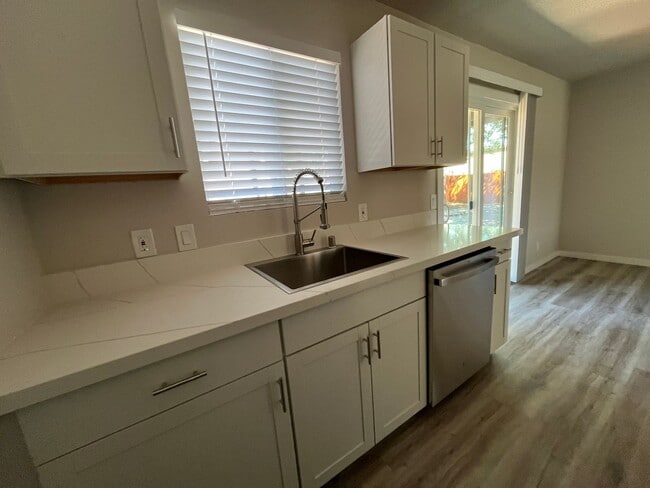Building Photo - Remodeled cozy home in North Redding!