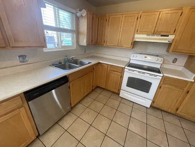 Building Photo - Spacious 6-Bed Oasis with Finished Basement & Cozy Fireplace.