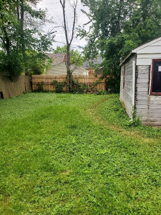 Building Photo - Beautiful 2 bed/1 bath near Grosse Pointe!...