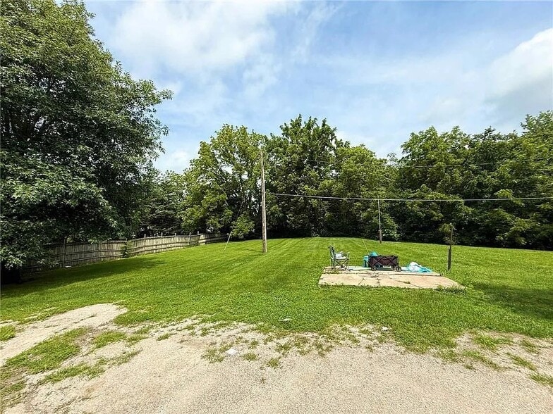 Building Photo - 415 W 9th St