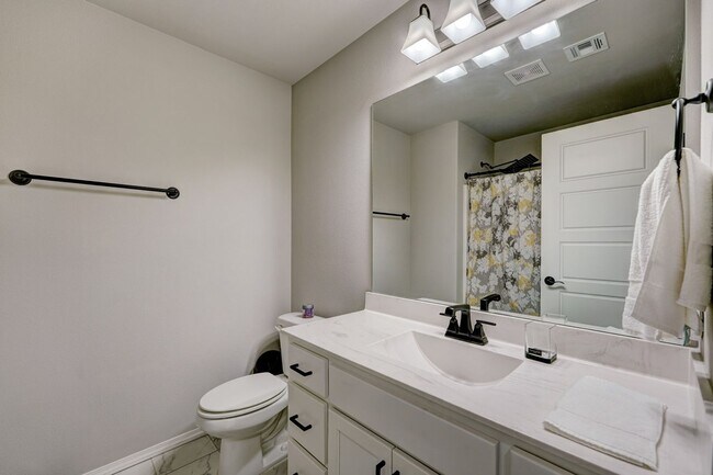 Building Photo - Beautiful Fully Furnished Home in Broken Arrow!