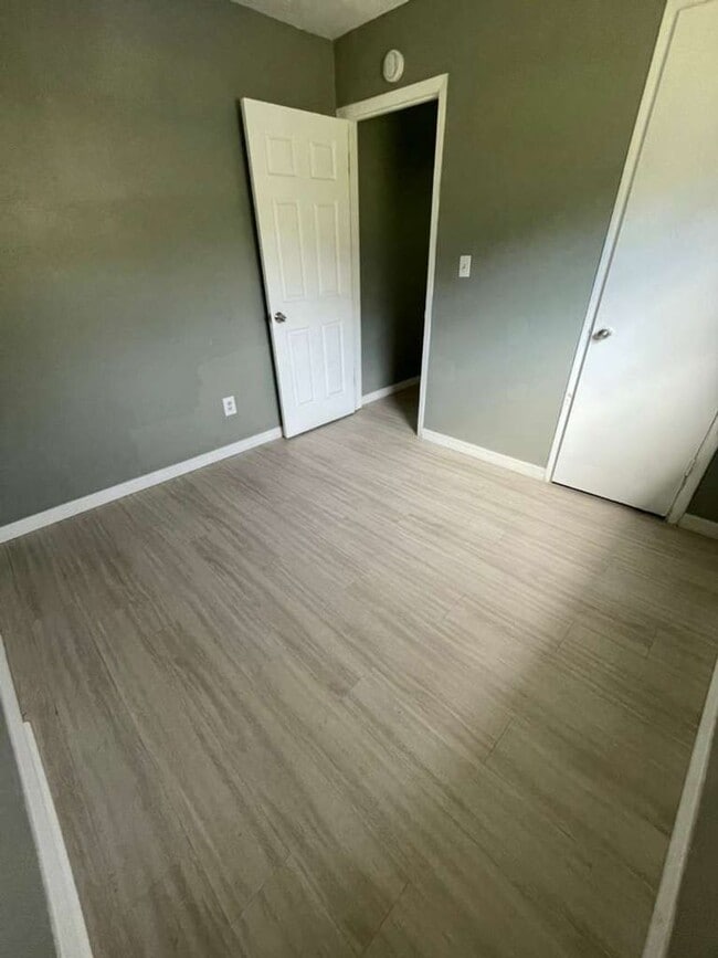 Building Photo - 3/1 Cute cozy single-family home! Apply for FREE This Holiday Season!