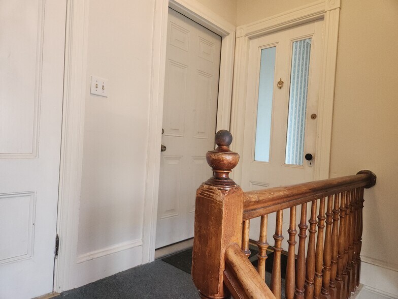entry - 261 Elm St