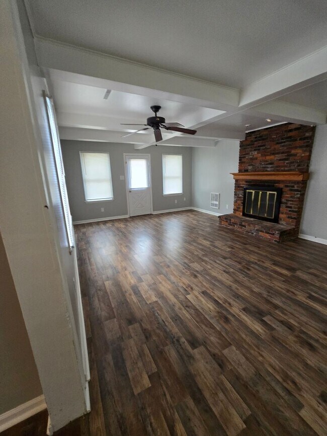 Building Photo - Three Bedroom Home Located in Warren Township near 10th and Franklin Rd